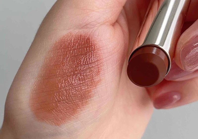 RMKのデューイーメルト リップカラーの01 マイ チャイのスウォッチ