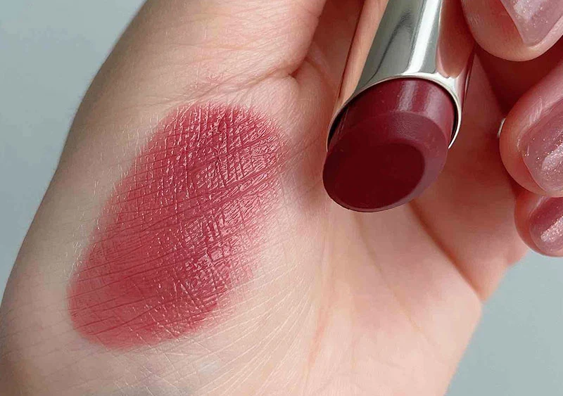 RMKのデューイーメルト リップカラーの10 サクラ シーンのスウォッチ