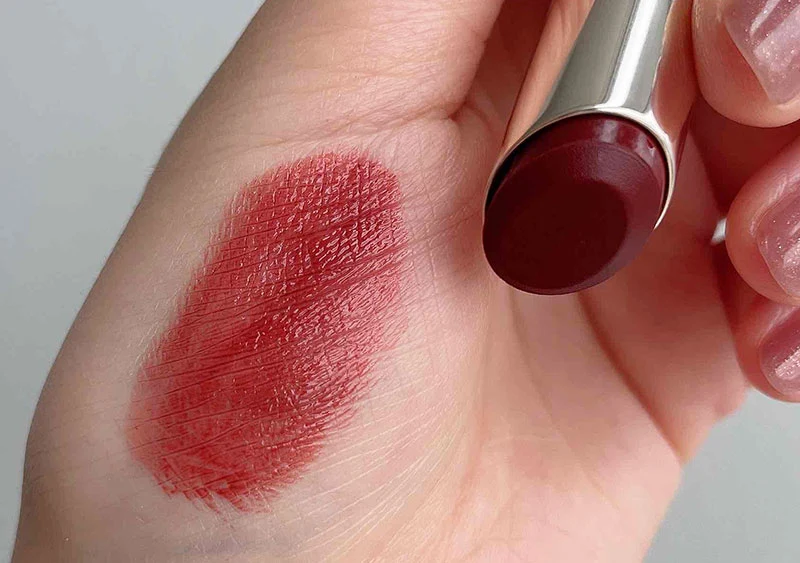 RMKのデューイーメルト リップカラーの02 レイディアント ラセットのスウォッチ