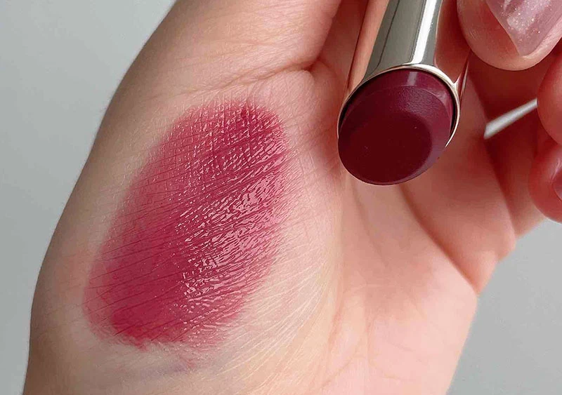 RMKのデューイーメルト リップカラーの04 ルビー ラビリンスのスウォッチ