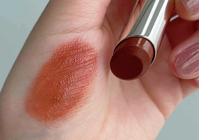 RMKのデューイーメルト リップカラーの07 ピュア プラリネのスウォッチ