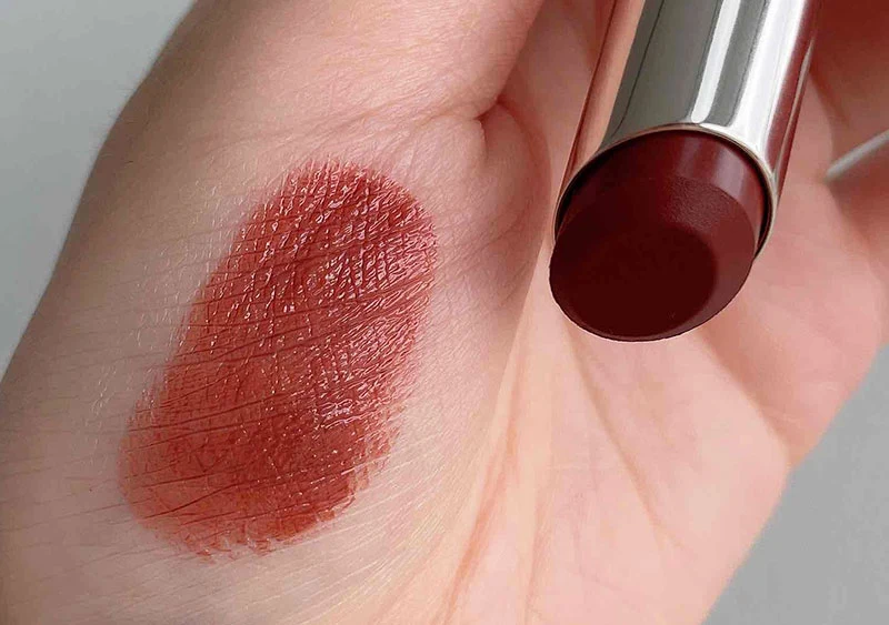 RMKのデューイーメルト リップカラーの08 アンバー クイーンのスウォッチ