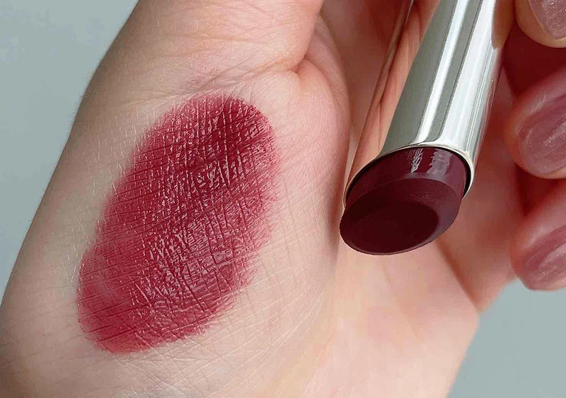 RMKのデューイーメルト リップカラーの09 プランプ プラムのスウォッチ