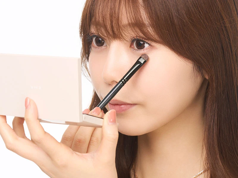 メイク直しのやり方のステップ6で涙袋に明るさを足している女性