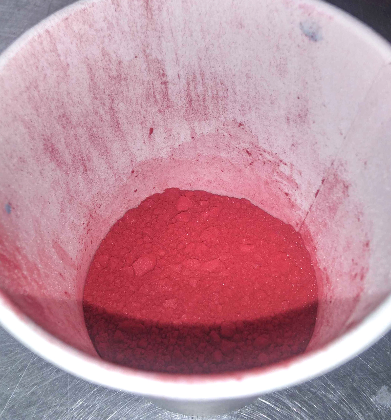 掻き出したコスメの中身の画像