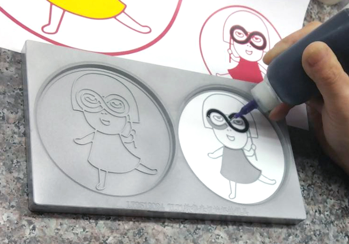 ルミ姉の型に色を流し込んでいる画像