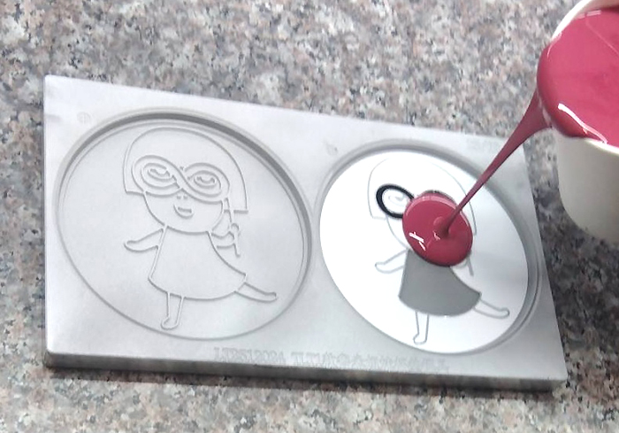 ルミ姉の型に色を流し込んでいる画像