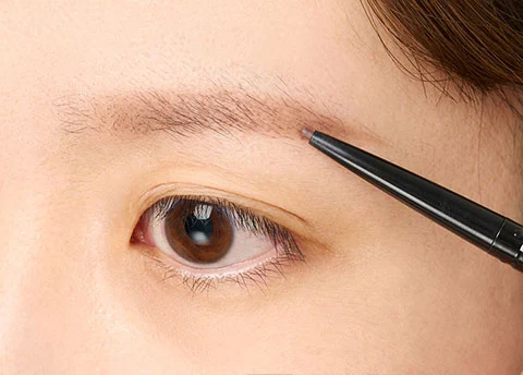 薄い眉毛の女性に似合う眉毛の描き方