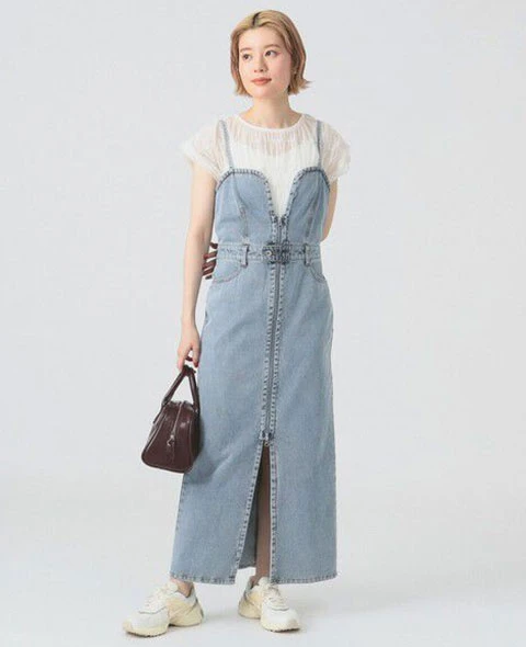 ビームスのブルーのデニムジップキャミワンピースを着用した女性
