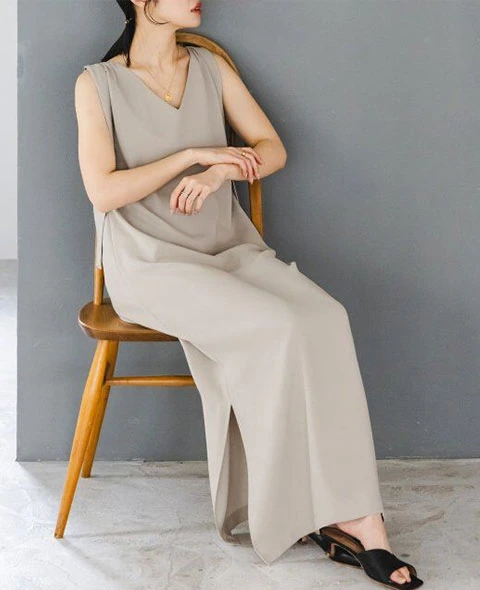 ノーブルのベージュのウォッシャブルジョーゼット2wayワンピースを着用した女性