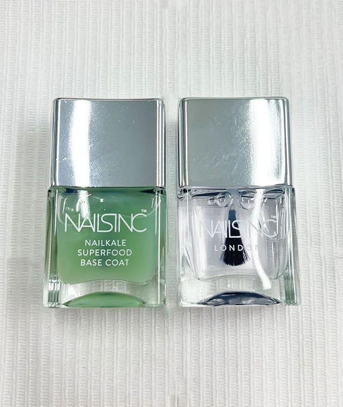 セルフネイルのやり方に使用するネイルズ インクのベースコートとトップコート