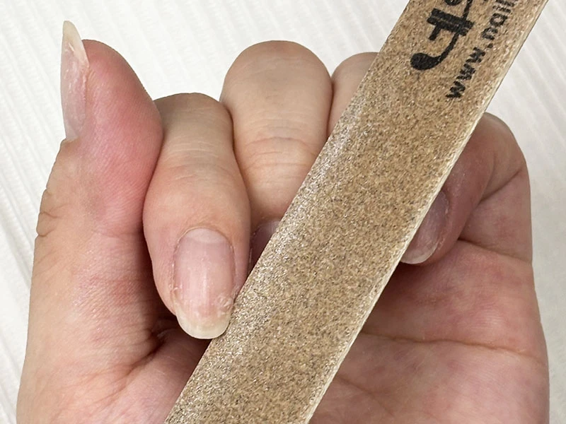 セルフネイルのやり方の工程でファイルで爪の形を整えている様子