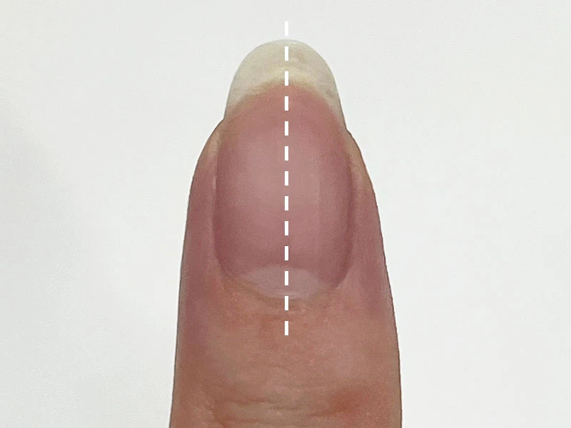 セルフネイルのやり方の工程で爪を縦に2等分した際の左右対称のイメージ図