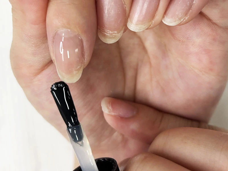 セルフネイルのやり方の工程で爪の先端を塗っている様子
