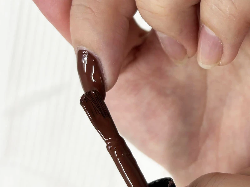 セルフネイルのやり方の工程で爪の根元や側面のラインが整った状態の写真