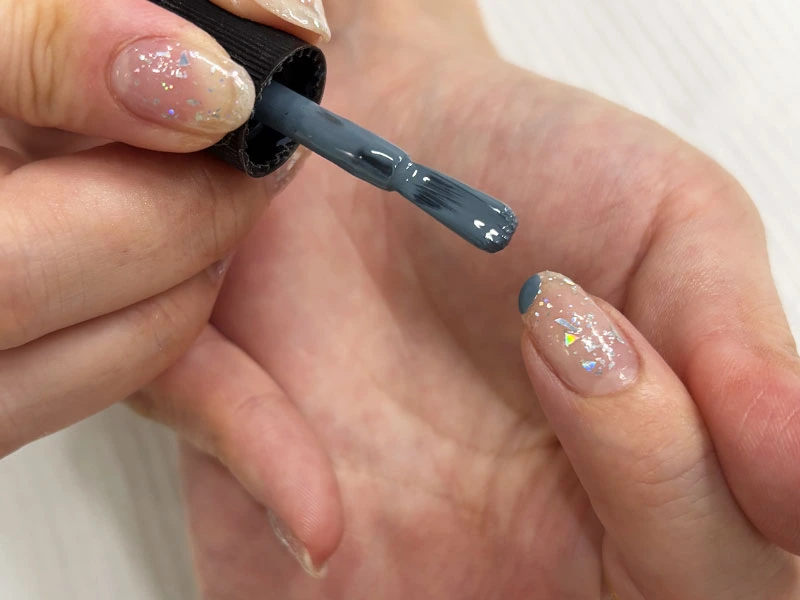 セルフフレンチネイルのやり方の工程でフレンチラインを描いている様子