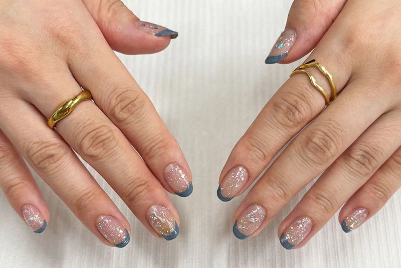 セルフフレンチネイルのやり方の工程でトップコートを塗っている様子