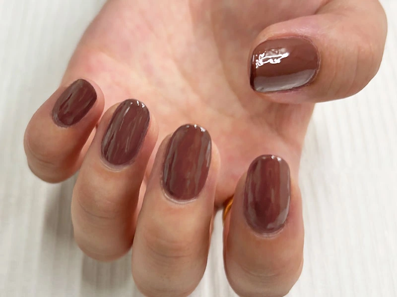 セルフフレンチネイルのやり方の工程でベースカラーを塗っている様子