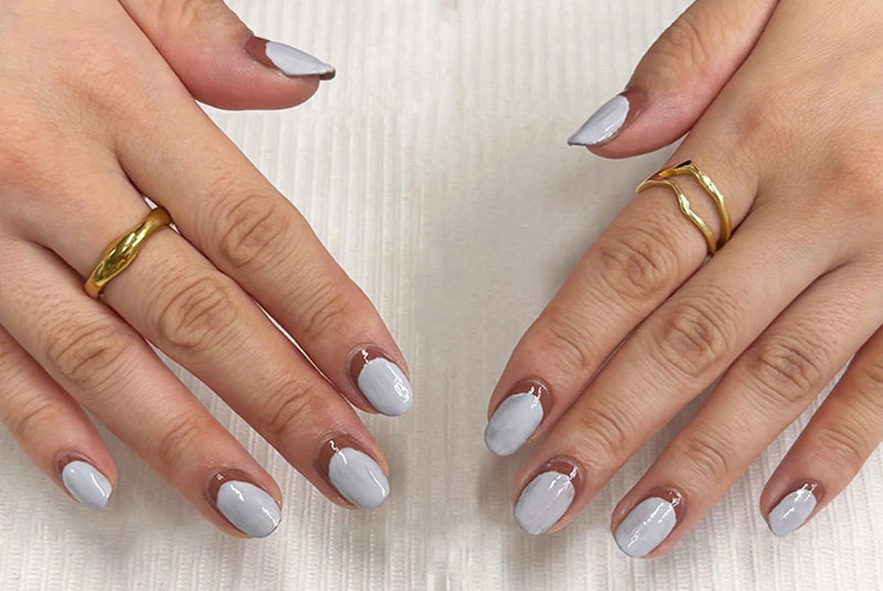 セルフフレンチネイルのやり方の工程でトップコートを塗っている様子