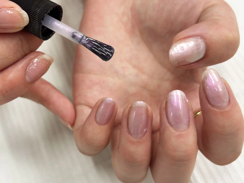 セルフフレンチネイルのやり方の工程でベースカラーを塗っている様子