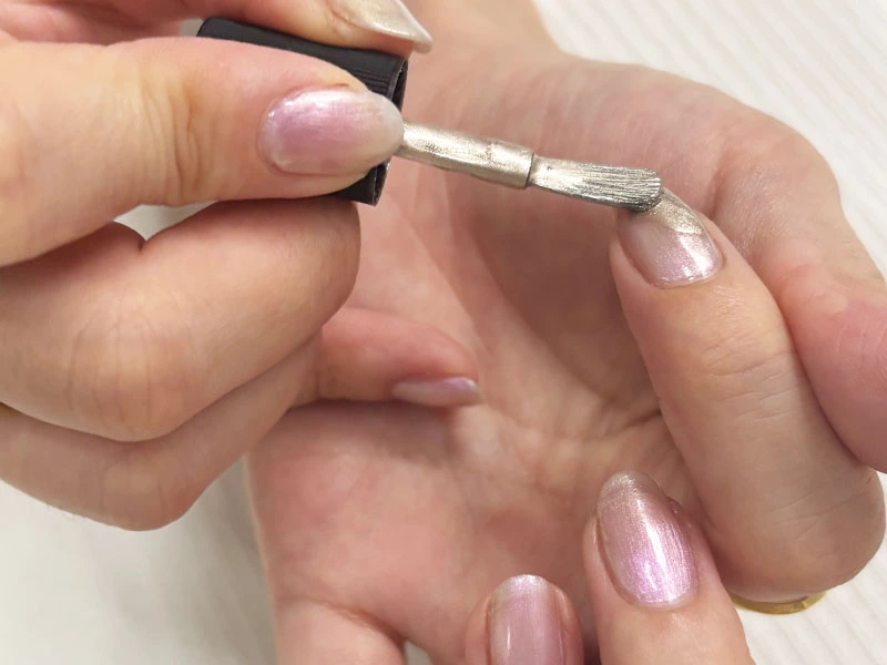 セルフフレンチネイルのやり方の工程で自由なラインを描いている様子