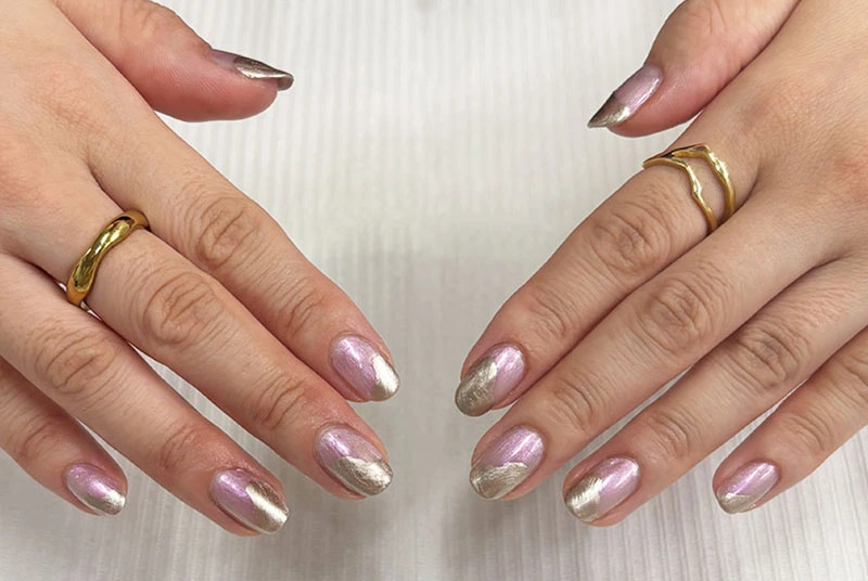 セルフフレンチネイルのやり方の工程でトップコートを塗っている様子