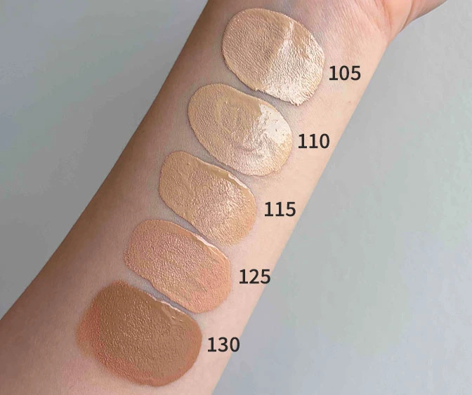 SUQQU（スック）ザ リクイド ファンデーション eのベージュオークル系のスウォッチ