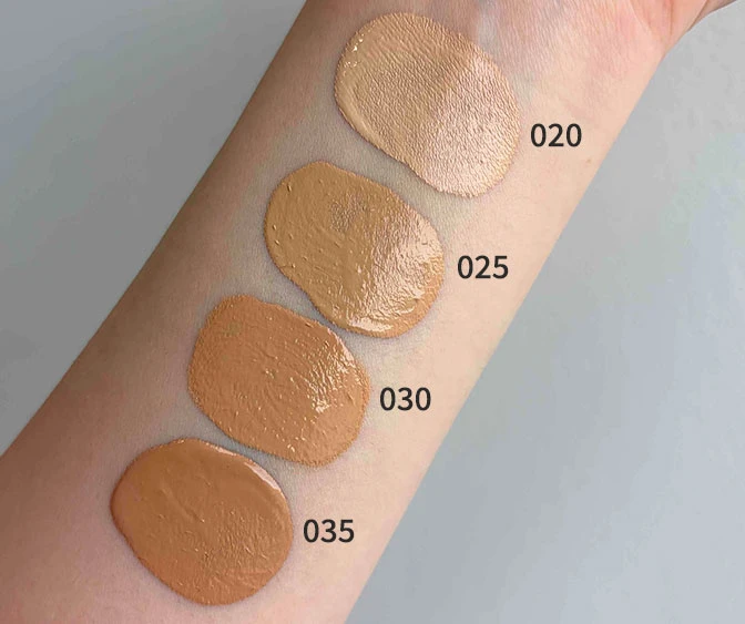 SUQQU（スック）ザ リクイド ファンデーション eのイエローベージュオークル系のスウォッチ