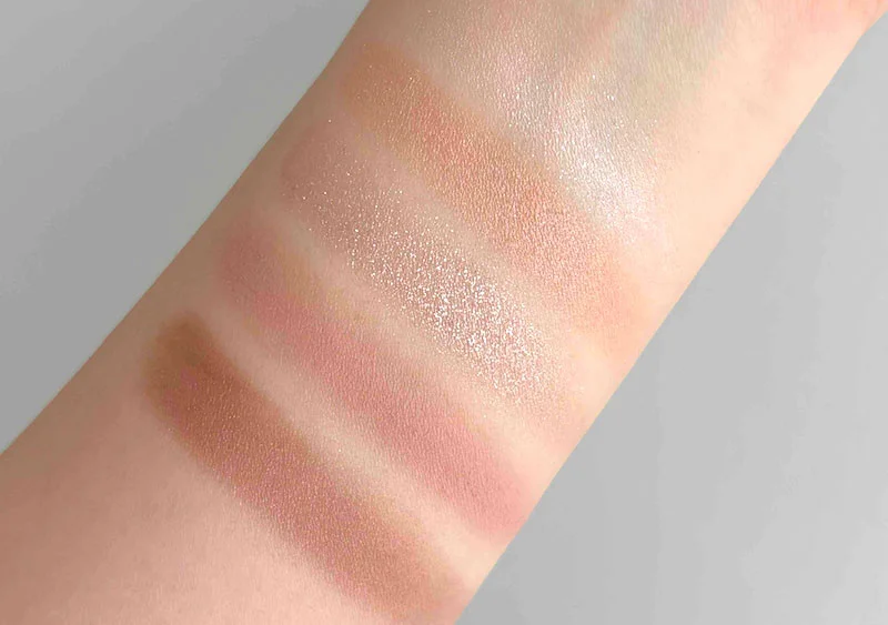 JILL STUART Beauty（ジルスチュアートビューティ）のドレスドブルームアイズの01 satin dahliaのスウォッチ