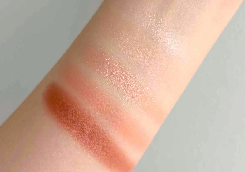 JILL STUART Beauty（ジルスチュアートビューティ）のドレスドブルームアイズの03 marigold chiffonのスウォッチ