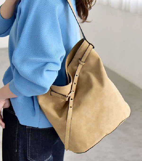 【SHIPS】quaranciel: ワンハンドル ベルトデザイン トート バッグ（A4対応）