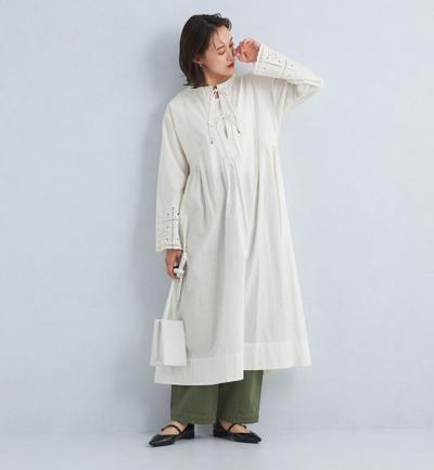 グリーンレーベルリラクシングのホワイトのエンブロイダリーレース ワンピースを着用した女性