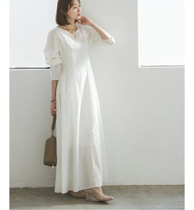 NOBLEのホワイトのサイドタックシアーワンピースを着用した女性