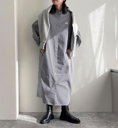 フレディアンドグロスターのギンガムチェックのタイプライターバンドカラーシャツワンピースを着用した女性