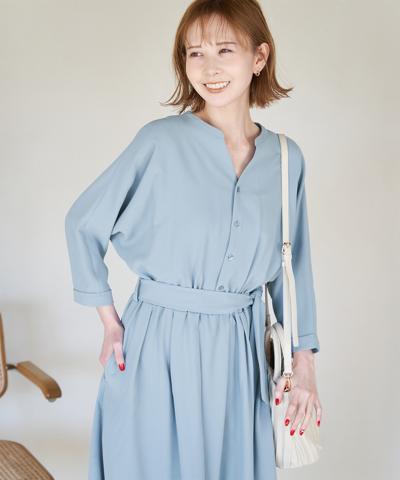 ロペピクニックのサックスブルーのタックスカートワンピースを着用したオフィスにぴったりなコーデの女性