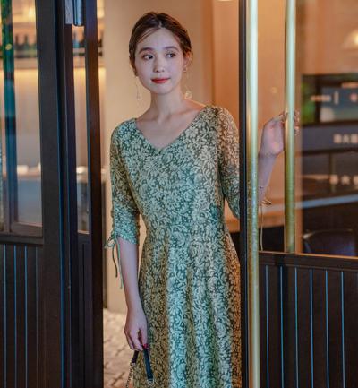 カスタネのグリーンのドレスを着用したオケージョン/結婚式にぴったりなコーデの女性