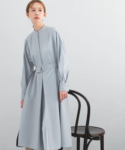 アーバンリサーチのサックスのウエストベルトドルマンワンピースを着用した女性